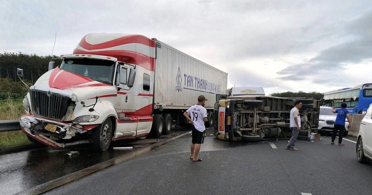 Xe cứu trợ đồng bào vùng lũ ở Phú Yên lật ngang trên cao tốc Phan Thiết - Dầu Giây