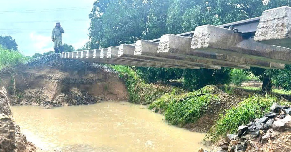 Mưa lớn, ngập lụt làm 'hổng chân' đường sắt Bắc - Nam qua Khánh Hòa