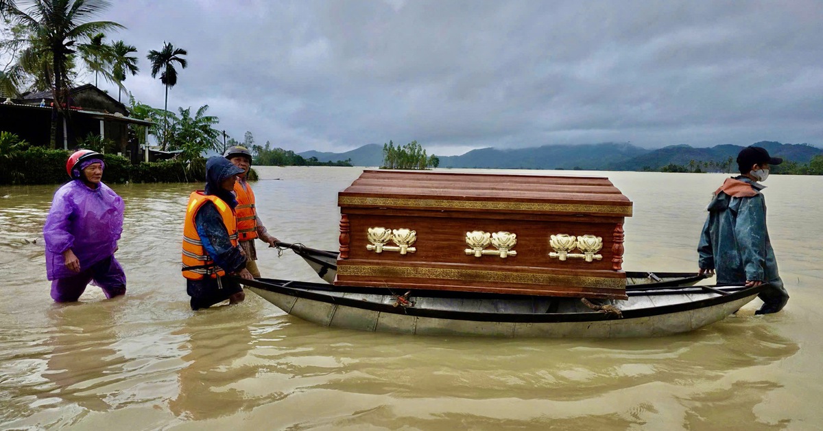 Những cuộc tiễn đưa đầy nước mắt ở vùng lũ