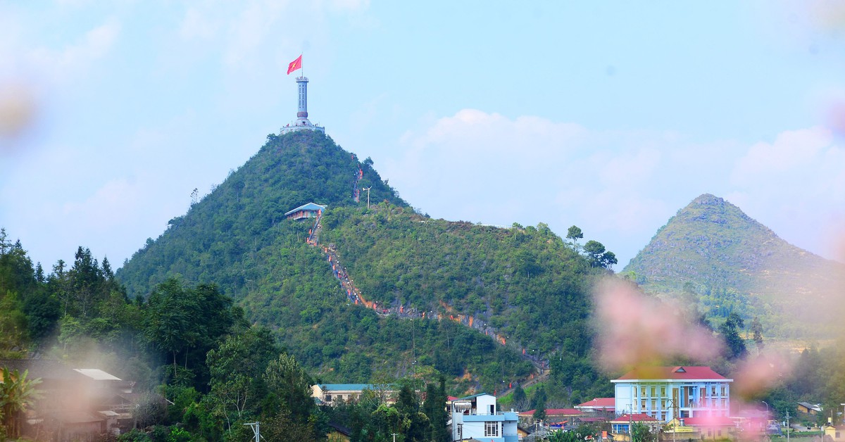 Lý do tạm dừng xe chở khách lên cột cờ Lũng Cú