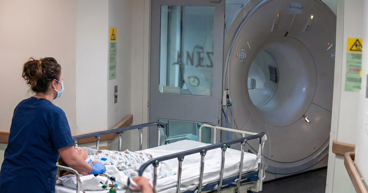 Không có chuyện bệnh nhân và bình oxy bị hút vào máy chụp MRI như video lan truyền