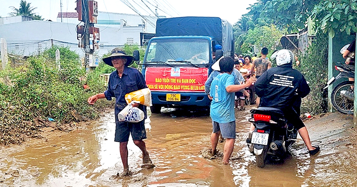 Báo Tuổi Trẻ trao quà cứu trợ đến người dân ở Tây Nha Trang