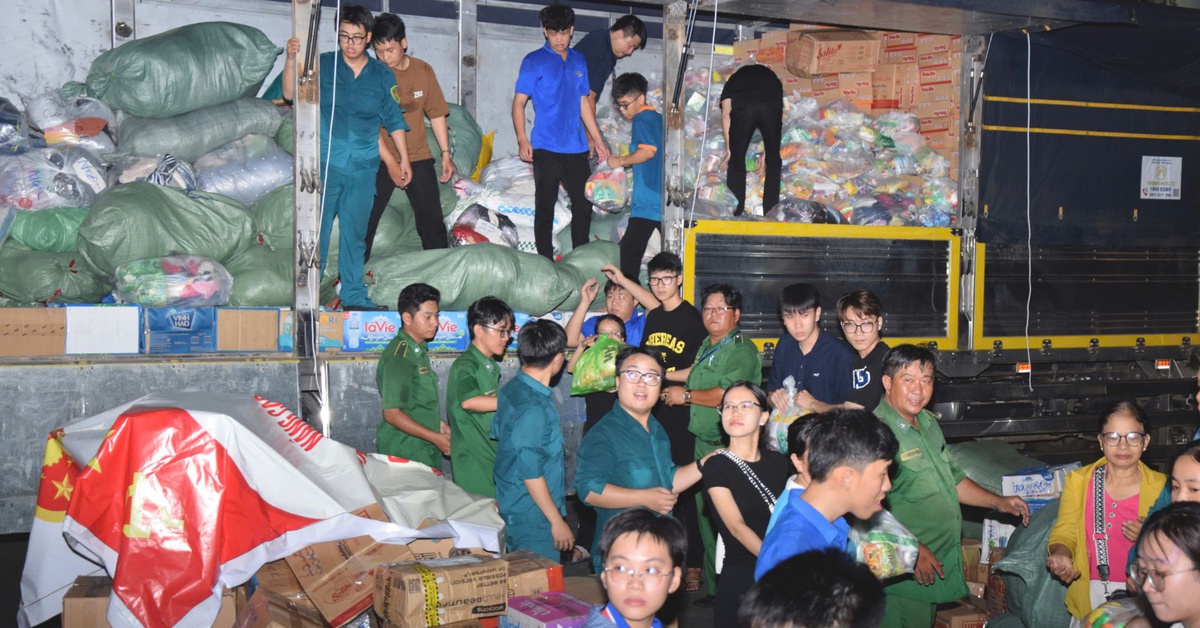 Nhiều bạn trẻ đến điểm tiếp nhận ủng hộ đồng bào vùng lũ: 'Ở đây cần người phụ không anh chị?'