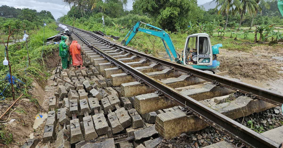 Đường sắt hư hại nặng, quốc lộ 1 qua vùng lũ đã thông