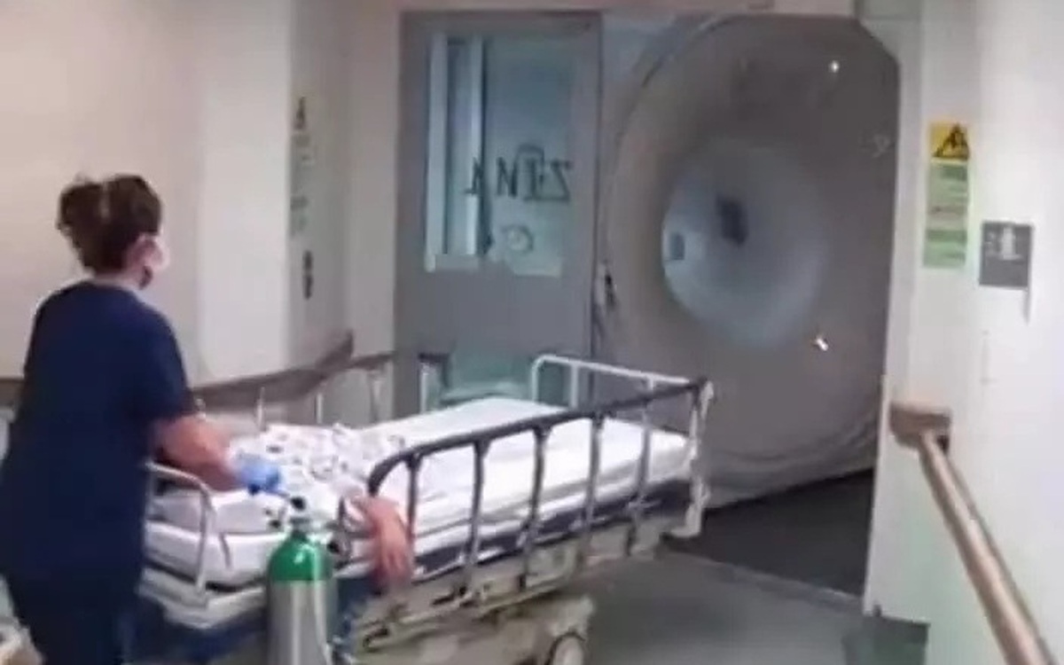 Không có chuyện bệnh nhân và bình oxy bị hút vào máy chụp MRI như video lan truyền