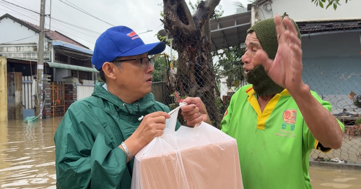 Quà cứu trợ khẩn cấp của báo Tuổi Trẻ đến với người dân vùng lũ Phú Yên cũ