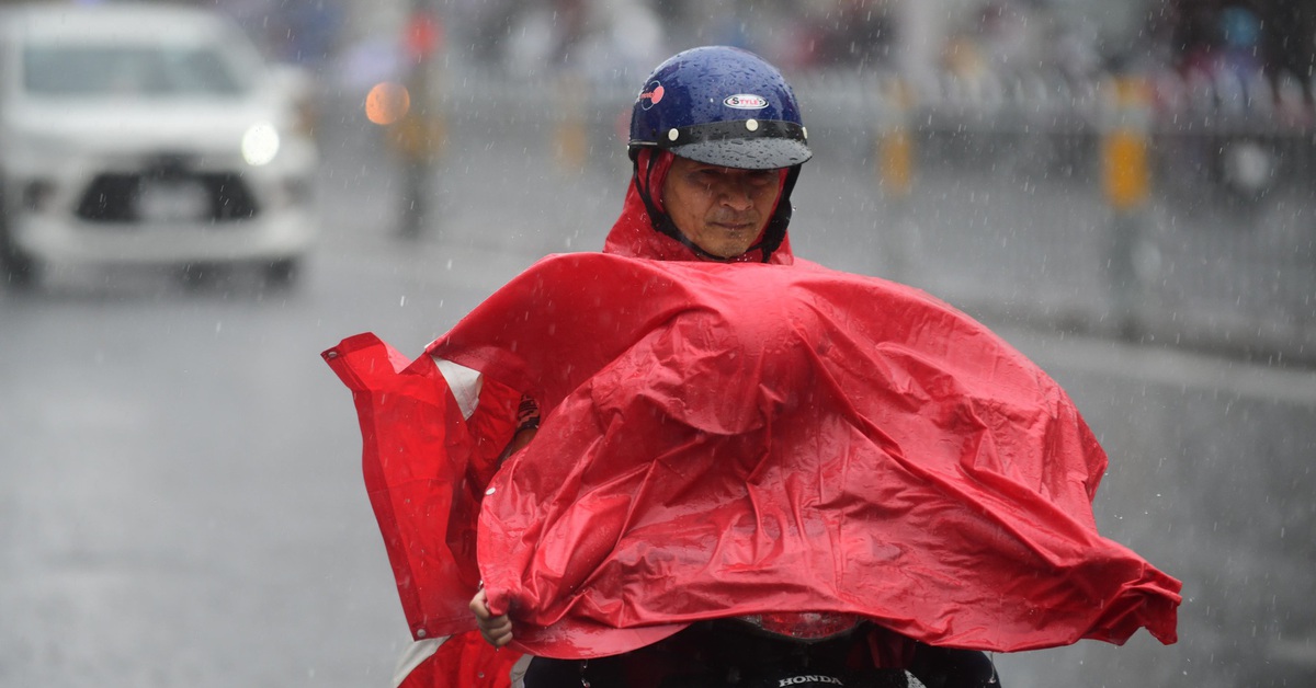 Cảnh báo mưa dông tại TP.HCM và gió biển giật cấp 8, sóng cao tới 4m