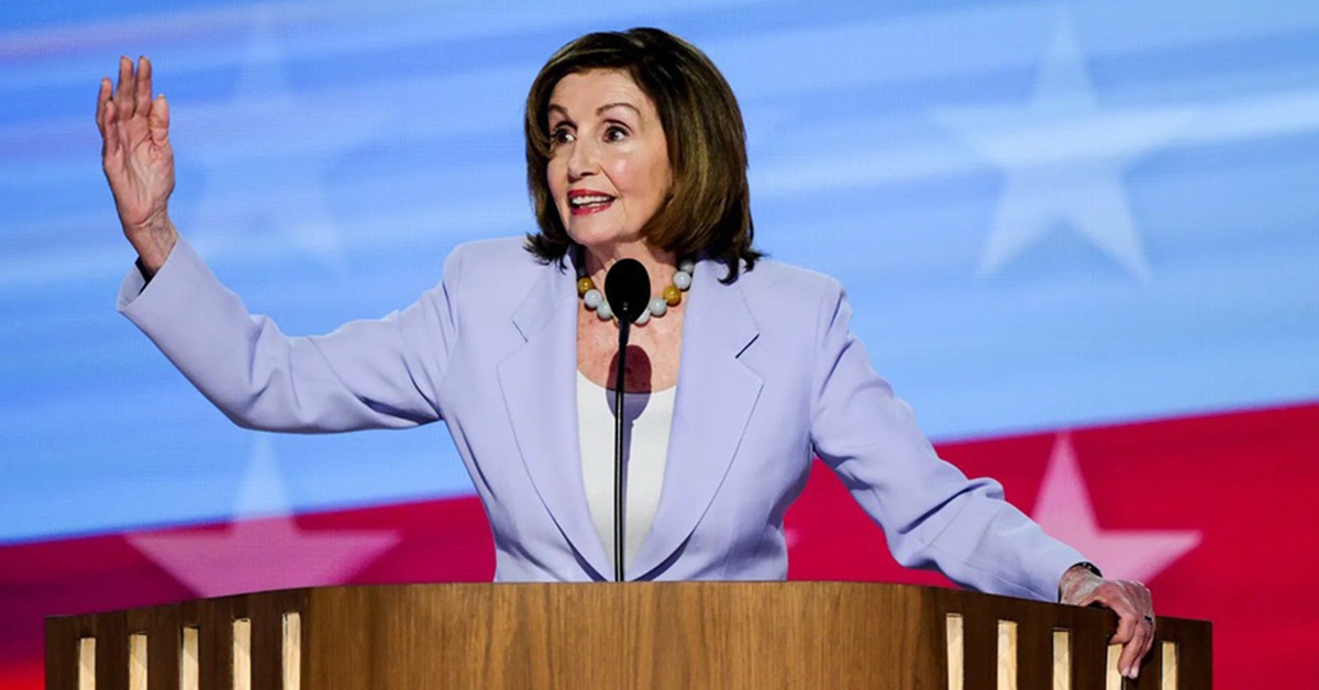 Bàn tay sắt của bà Nancy Pelosi trong găng tay Gucci