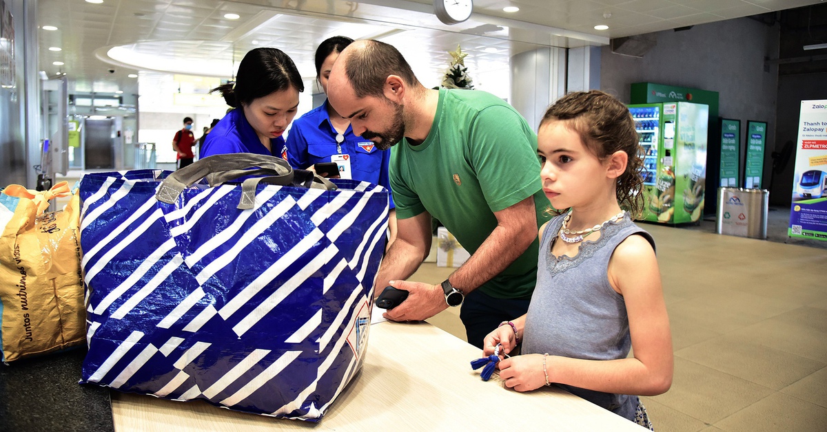 Người Việt, người nước ngoài chung tay 'gửi yêu thương' đến bà con vùng lũ