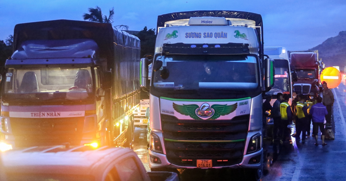 Dòng xe kẹt 30km trên quốc lộ 1 hướng Khánh Hòa đi Phú Yên cũ bắt đầu được giải tỏa