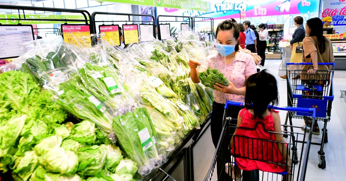 Bình ổn giá rau củ, thực phẩm dù áp lực mưa lũ