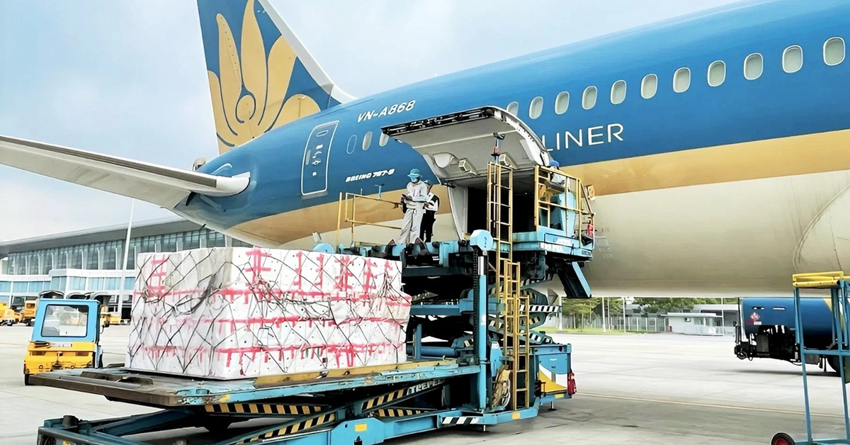 Hàng không khôi phục bay đến vùng mưa lũ