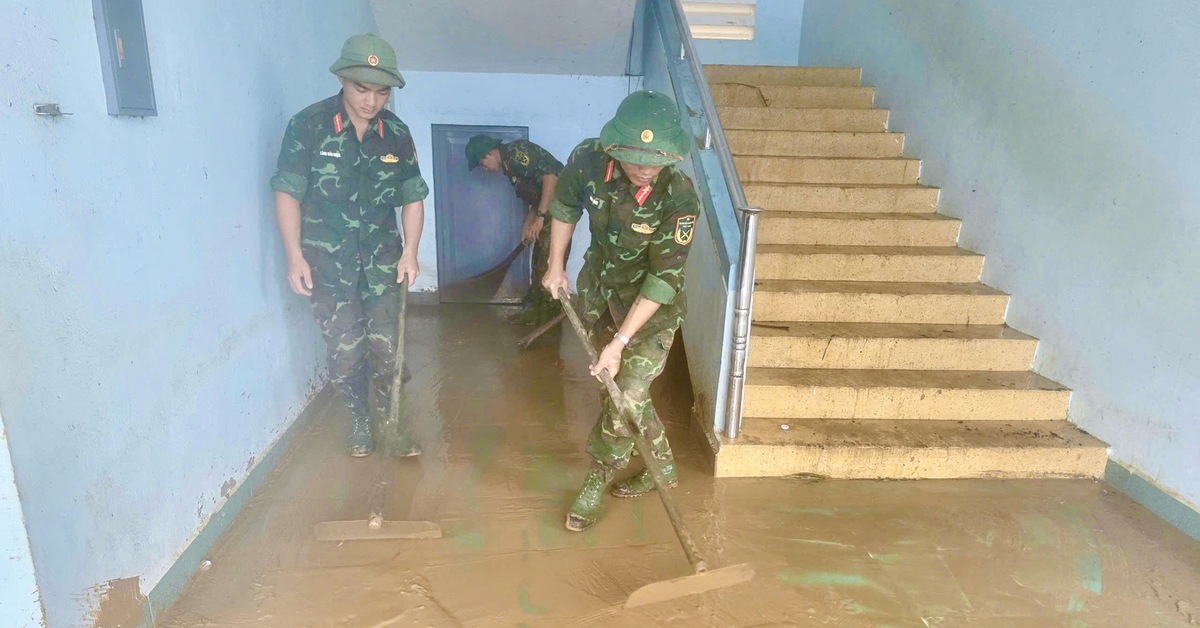 Xã Hòa Thịnh gượng dậy sau lũ, dân quân chung tay dọn dẹp nhà cửa, trường lớp