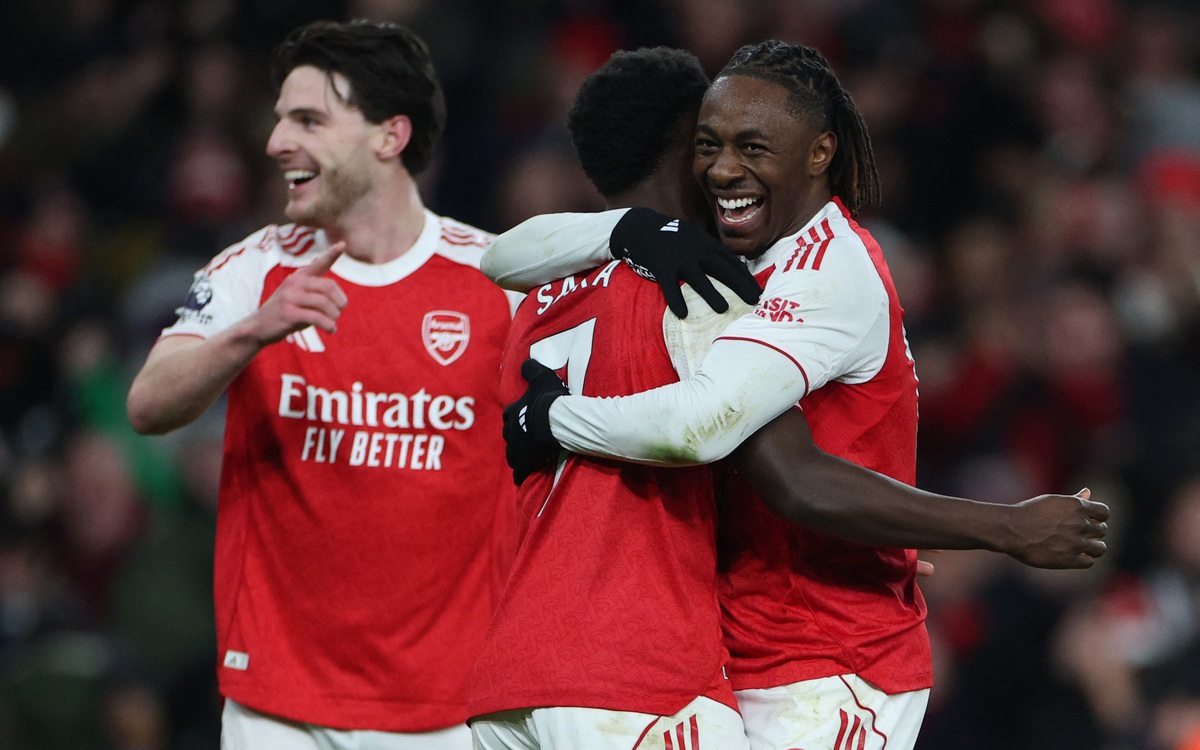 Thắng tưng bừng Tottenham, Arsenal bỏ xa Chelsea 6 điểm