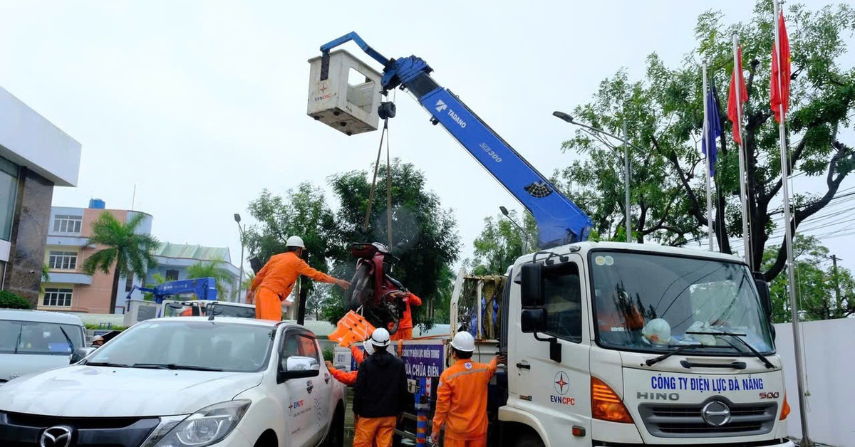 Tăng cường 250 cán bộ, công nhân khôi phục lưới điện vùng lũ Phú Yên cũ