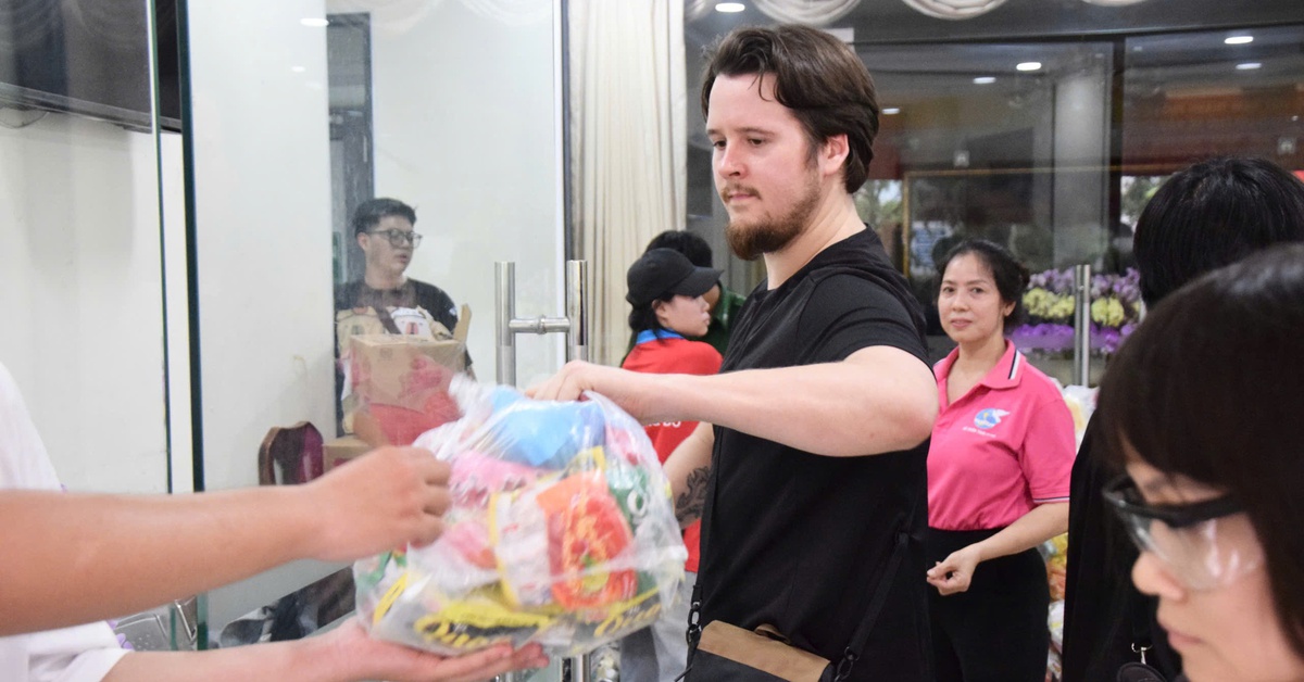 Người nước ngoài xắn tay áo, cùng đồng bào TP.HCM gửi yêu thương về miền Trung