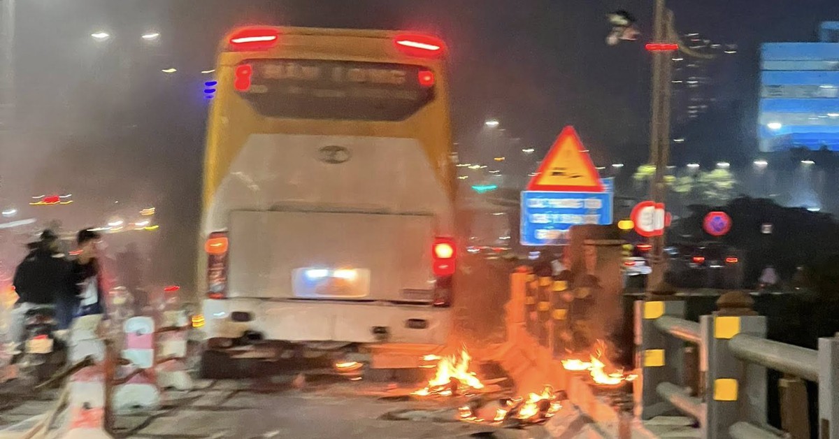 Ô tô tông xe máy rồi bốc cháy ngùn ngụt, 2 người tử vong tại chỗ