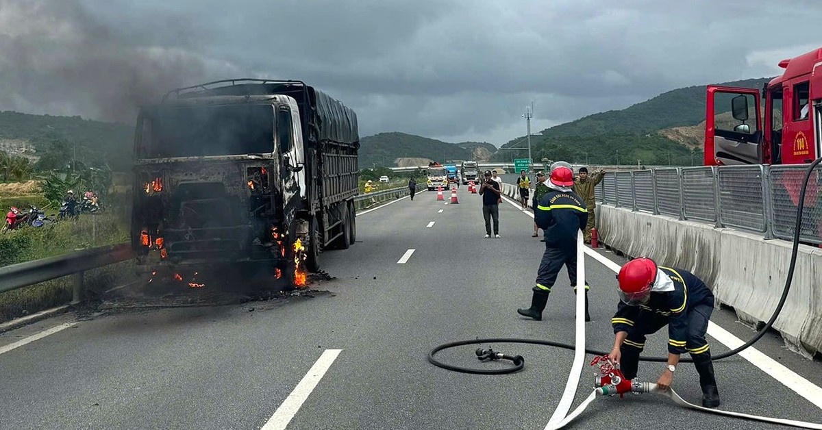 Xe tải chở gần 18 tấn đá granit bốc cháy trên cao tốc Cam Lâm - Vĩnh Hảo