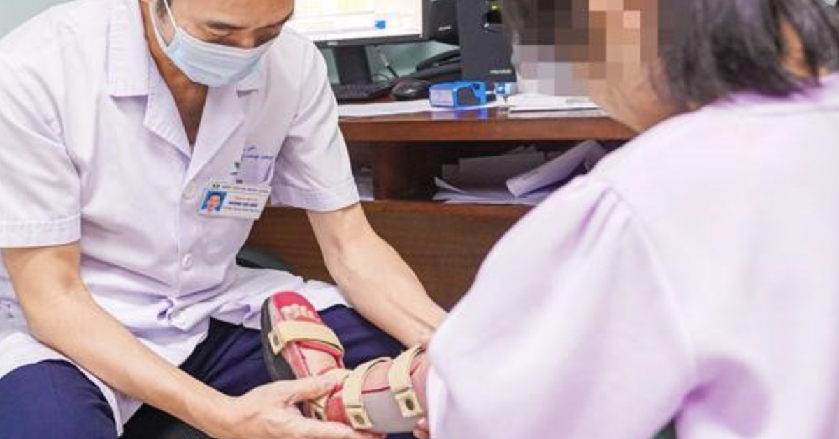 Sau 6 năm phải nhờ cha mẹ cõng trên lưng, bé gái tự đi lại nhờ kỹ thuật phẫu thuật mới