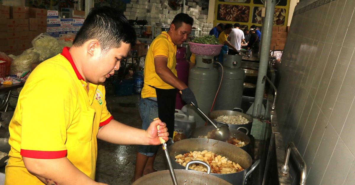 TP.HCM ‘đỏ lửa’ 4 bếp ăn phục vụ cho bà con vùng lũ Khánh Hòa