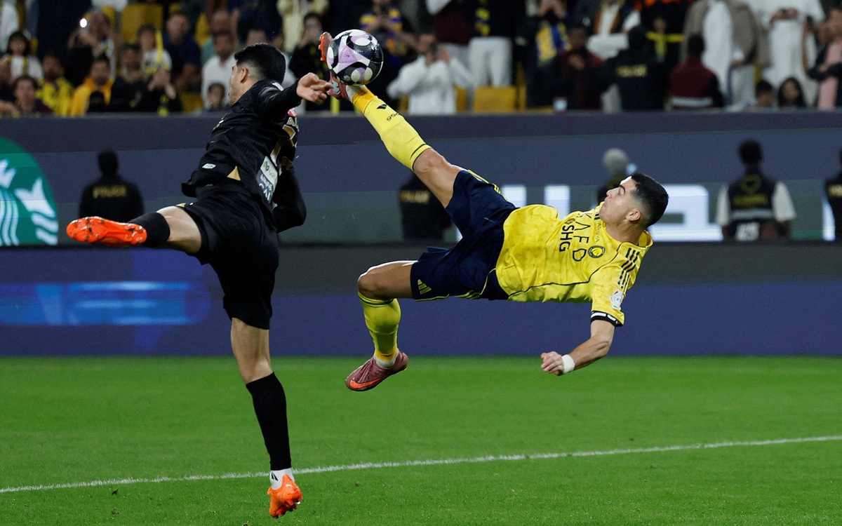 Ronaldo ghi siêu phẩm kiểu 'xe đạp chổng ngược' ở tuổi 40