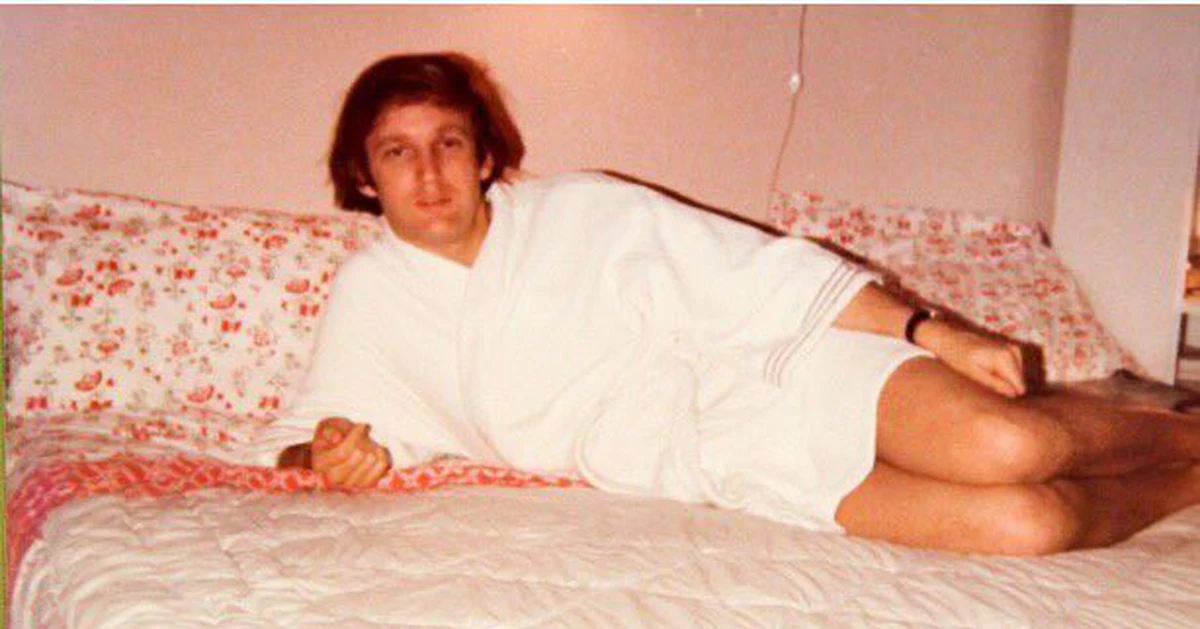 Xác minh bức ảnh ông Trump mặc áo choàng tắm nằm trên giường giữa ồn ào vụ hồ sơ Epstein