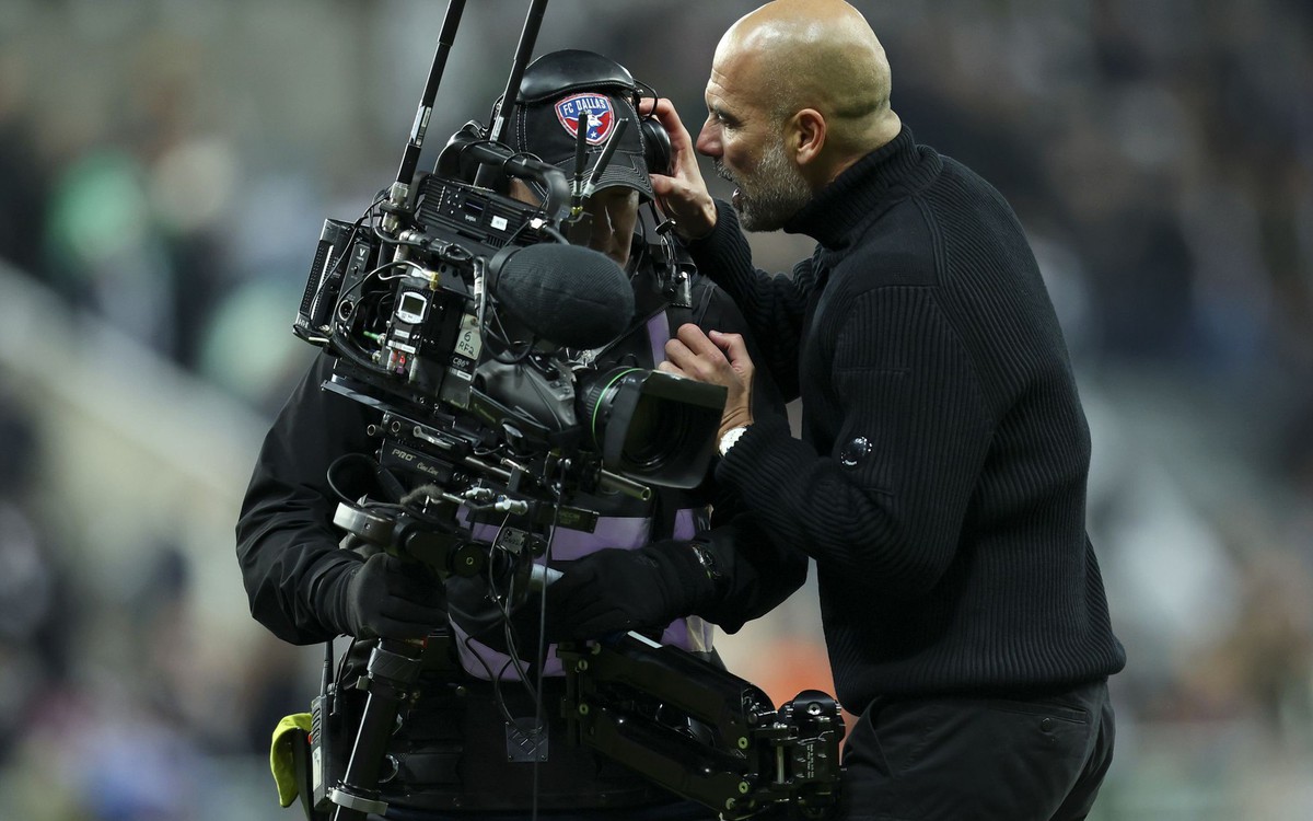 HLV Guardiola nổi giận đòi 'ăn thua đủ' với cameraman