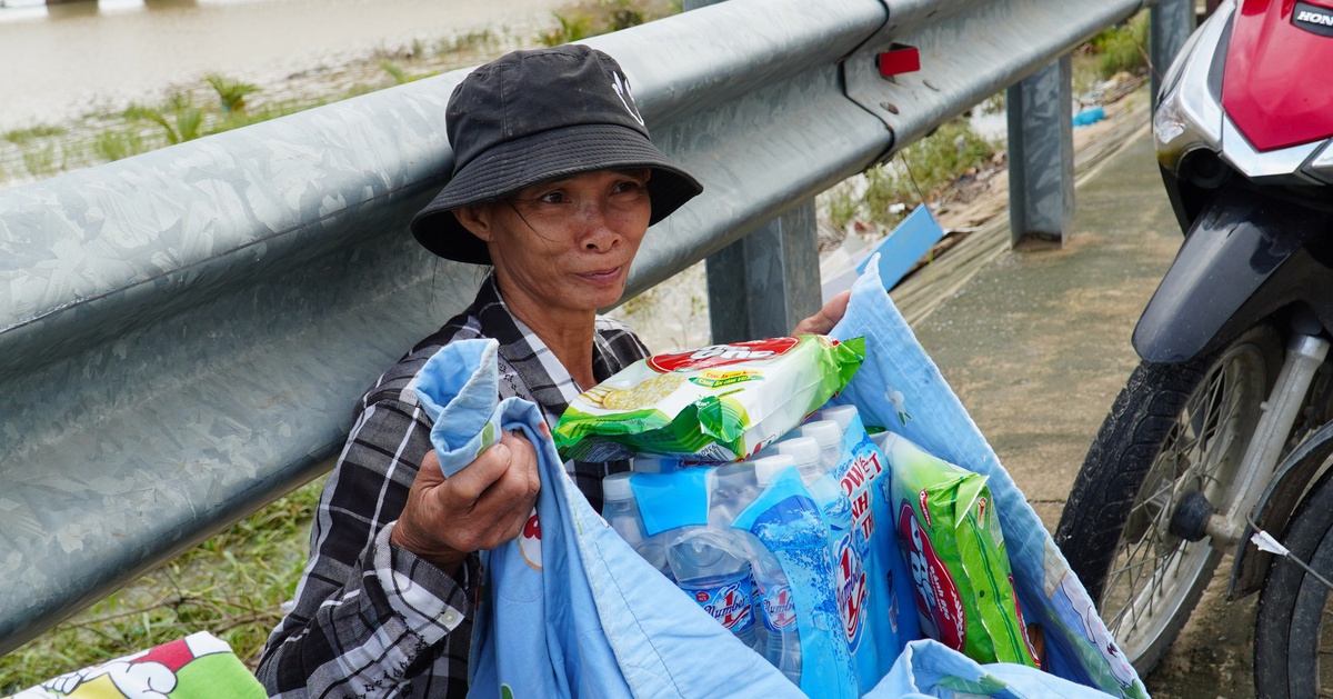 Nhiều tấm lòng đã đến với các hộ dân 'vườn không nhà trống' vùng ngập sâu 4m ở Phú Yên