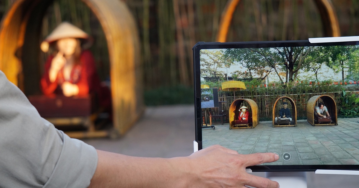 Đến Văn Miếu - Quốc Tử Giám nhập vai trạng nguyên vinh quy bái tổ