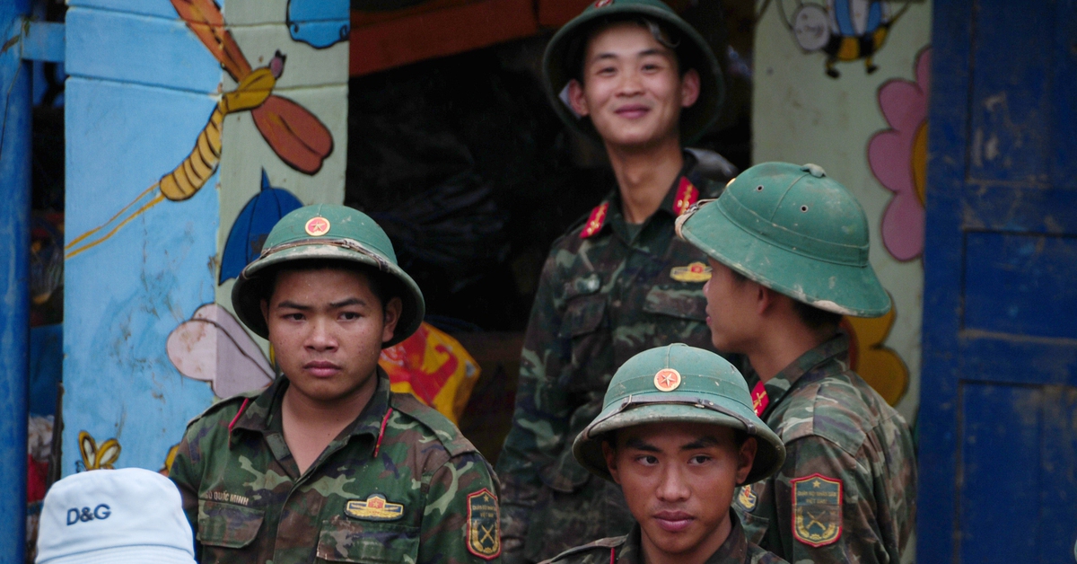 Bộ đội dồn dập đổ quân về vùng lũ, thầy cô mừng vì học sinh có thể nhanh trở lại lớp