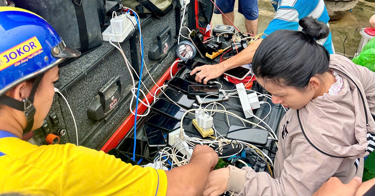 Đã tìm ra người đàn ông tại TP.HCM mang trạm sạc đến cho bà con vùng lũ