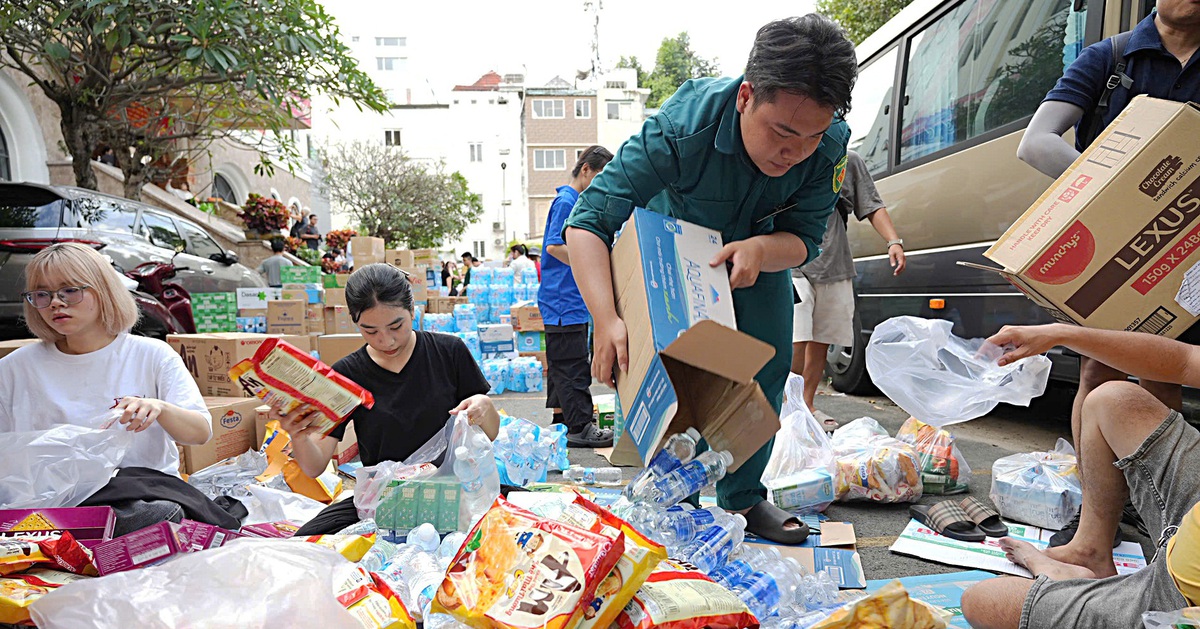 Tấm lòng bà con gửi về vùng lũ: Ai cũng muốn chung tay san sẻ
