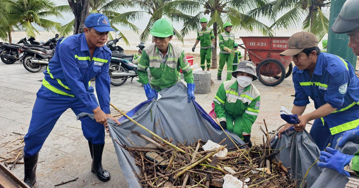 Thanh niên xung phong, công nhân môi trường và xe từ TP.HCM hỗ trợ dọn vệ sinh sau lũ tại Khánh Hòa