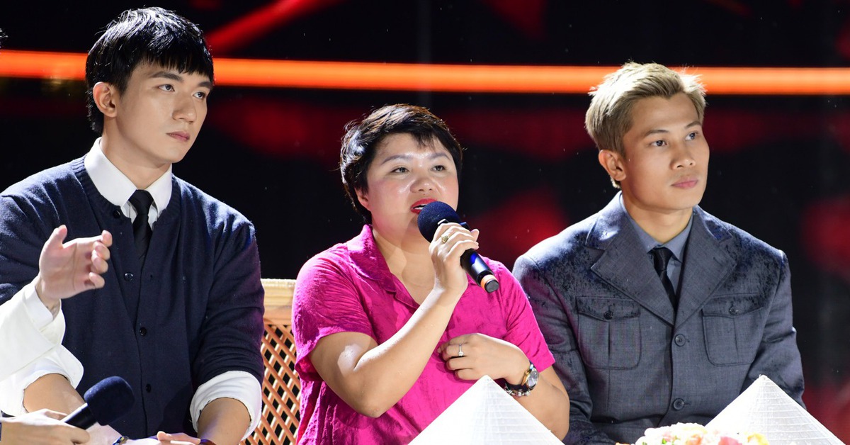 Đoàn phim Mưa đỏ giao lưu trong mưa ở đường đi bộ Nguyễn Huệ