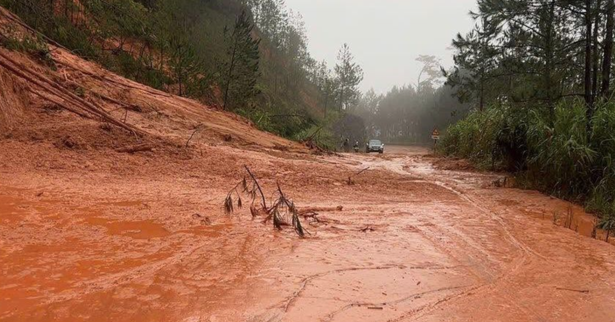 Đường nối Đà Lạt - Nha Trang đi qua đèo Khánh Lê tiếp tục sạt lở 33 vị trí