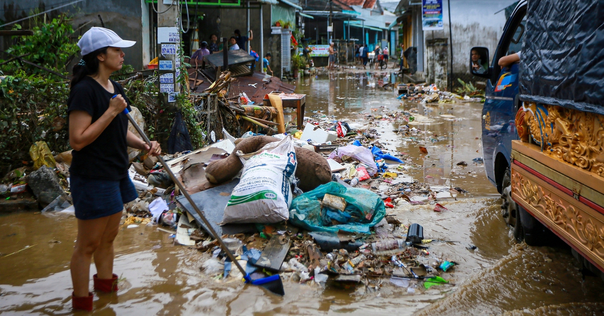 Nước rút dần, để lại khung cảnh tan hoang tại vùng lũ Phú Yên cũ