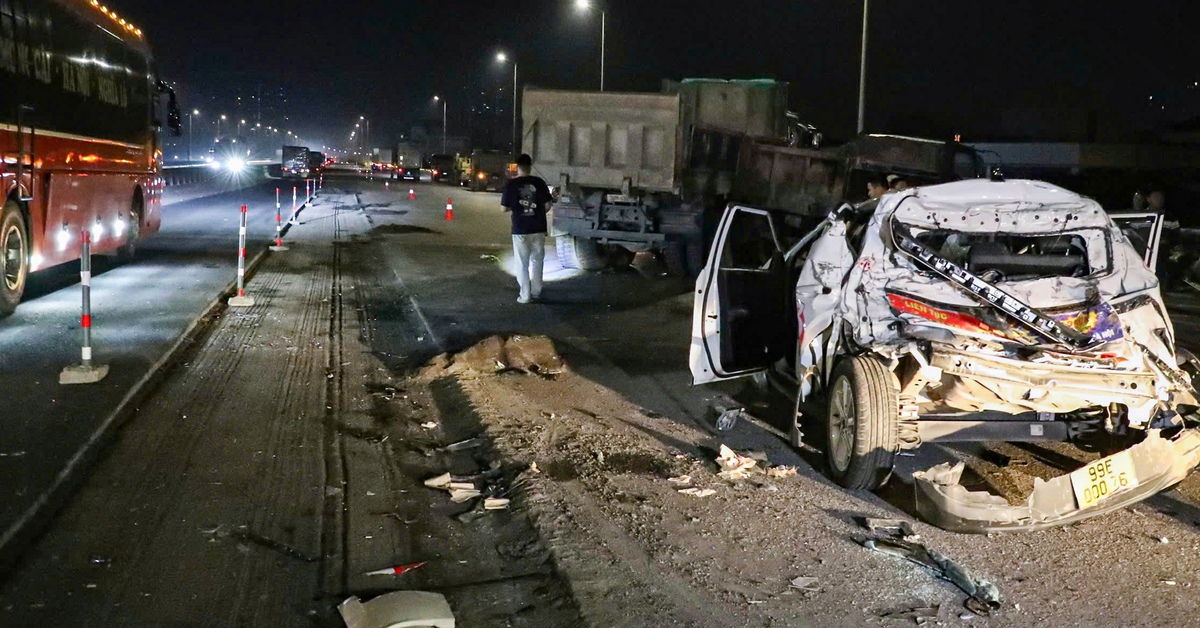 Ô tô con biến dạng sau vụ 5 xe tông liên hoàn, 2 người nhập viện