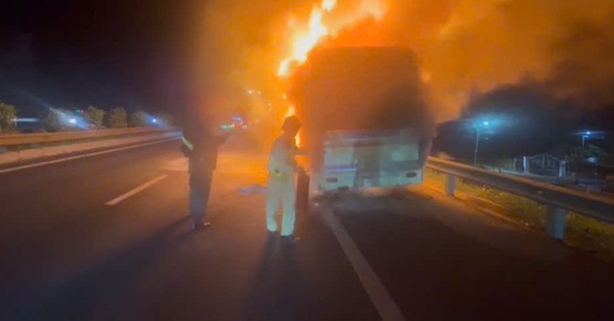 Xe giường nằm bốc cháy dữ dội khi đang chạy trên cao tốc TP.HCM - Trung Lương