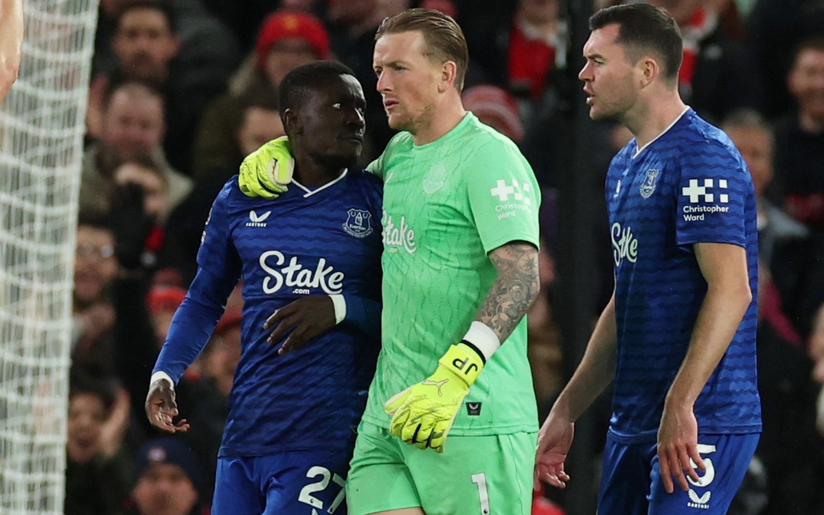 Tấm thẻ đỏ hiếm gặp của cầu thủ Everton