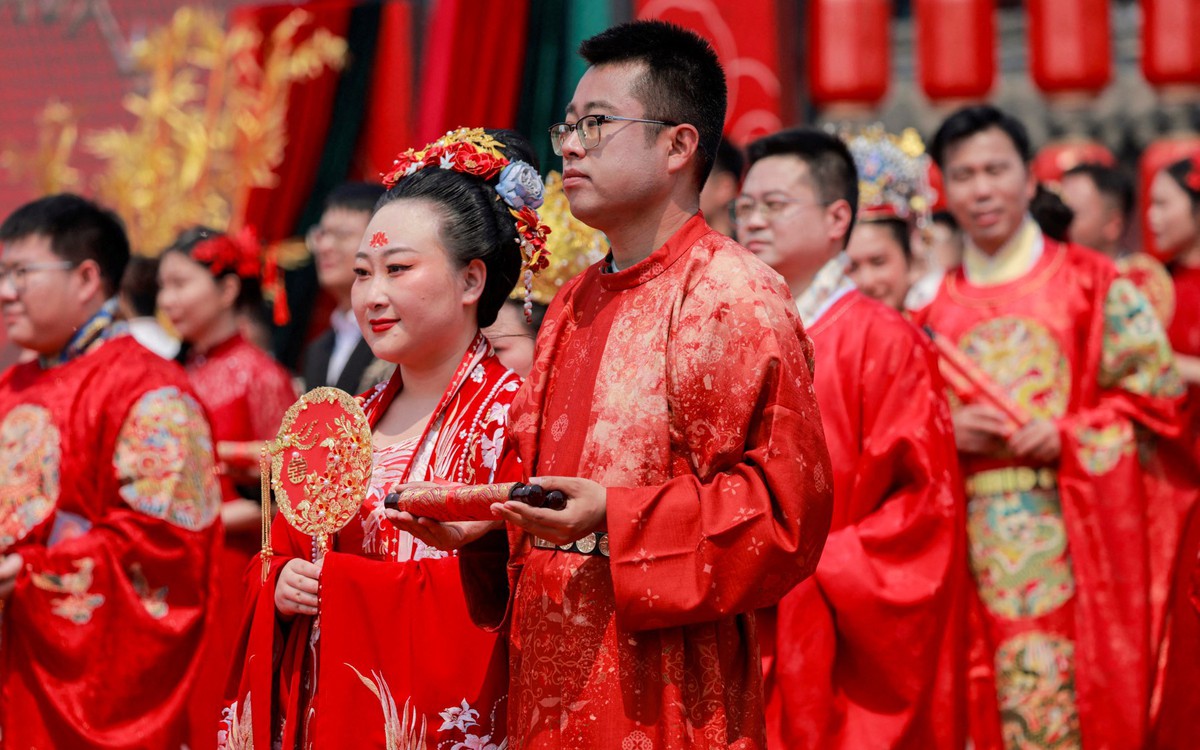 Bạn trẻ Trung Quốc đua nhau đăng ký cưới ở... hộp đêm, đại nhạc hội