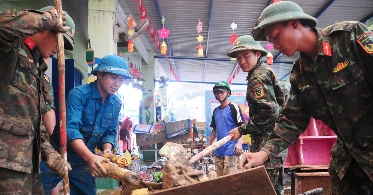 Bùn sạch, nhà dân nhóm bếp đỏ lửa trở lại thì bộ đội mới rút đi