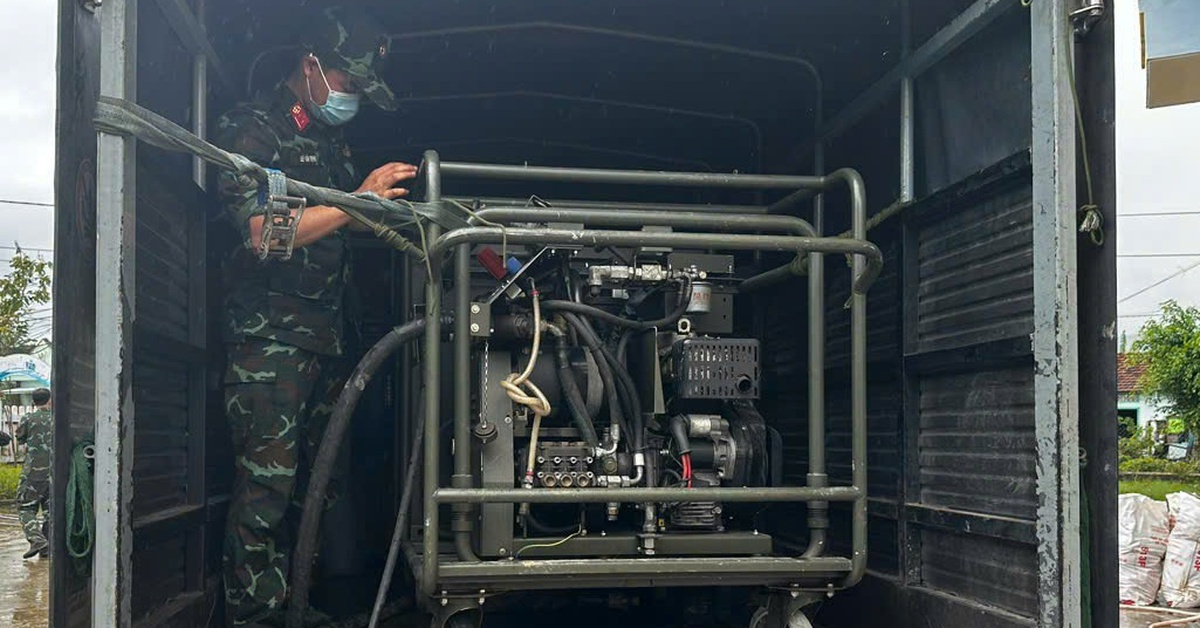 Bộ binh dọn bùn non đến đâu, bộ đội phòng hóa đưa xe đặc chủng khử khuẩn vùng lũ tới đó