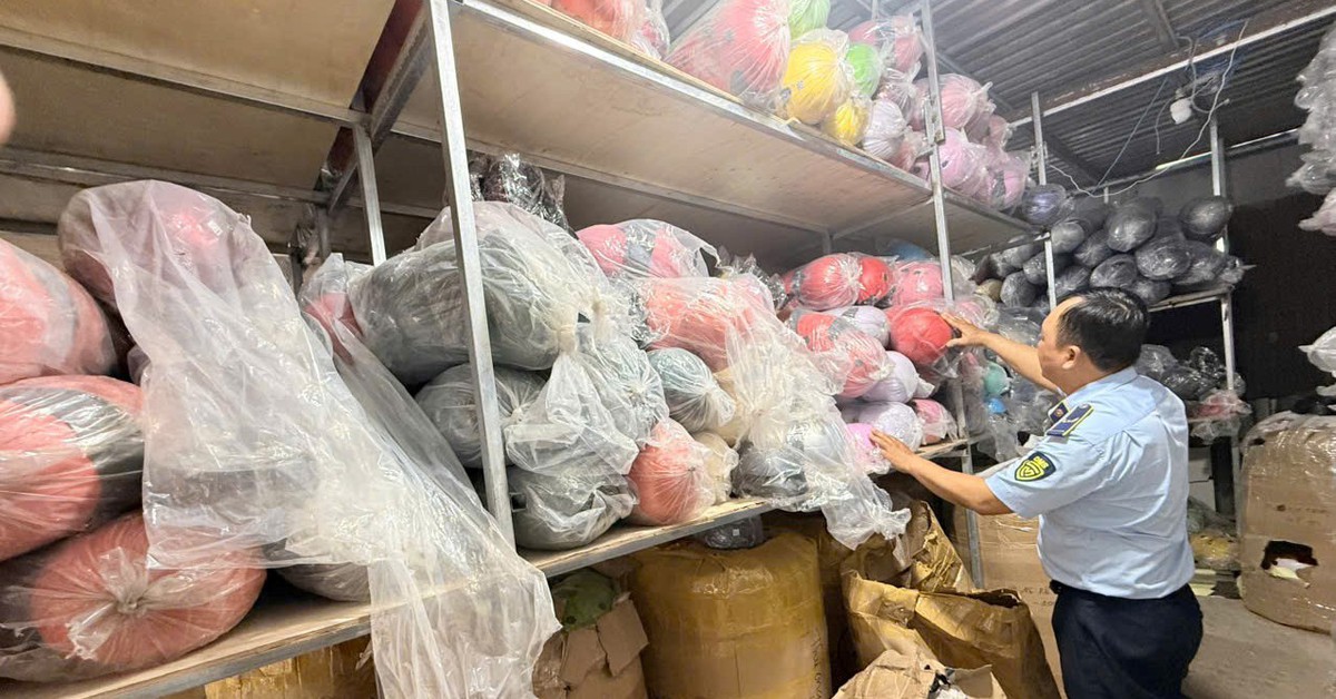 Phát hiện kho chứa số lượng lớn mũ bảo hiểm không rõ nguồn gốc