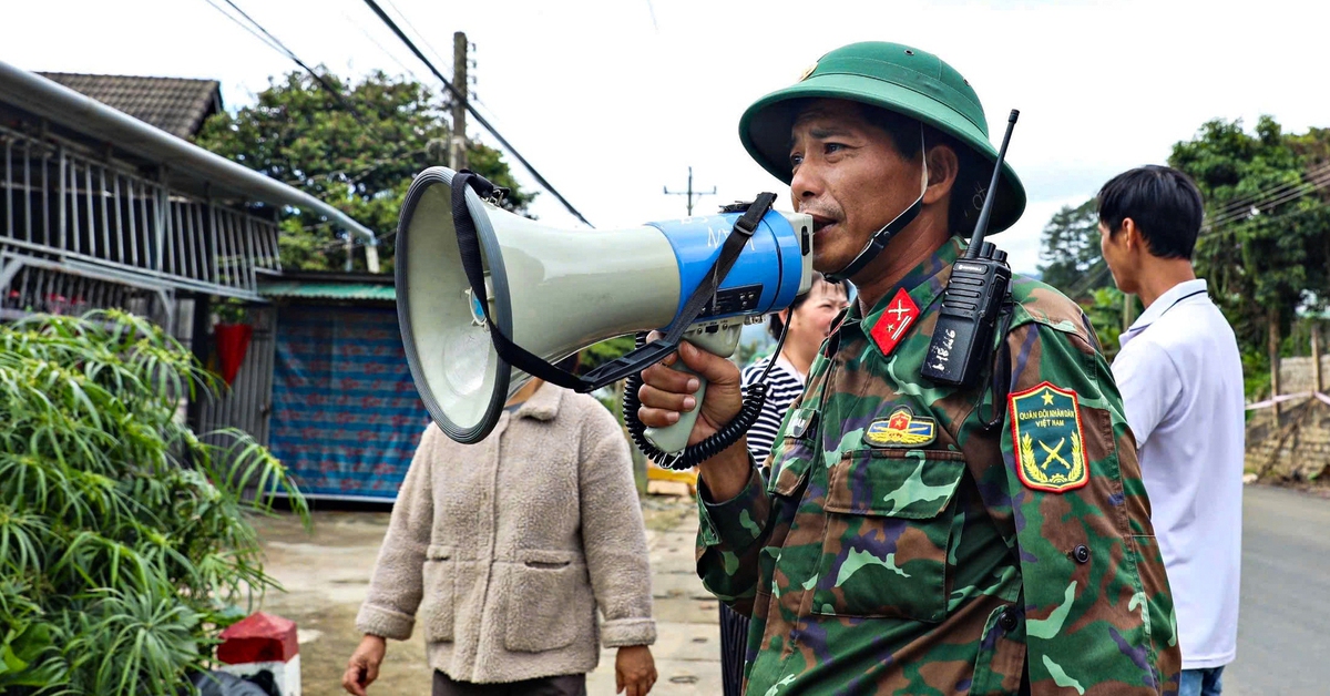 Tiếp tục sơ tán khẩn cấp dân sống gần quả đồi 'rách đôi' ở vùng lũ Đa Nhim