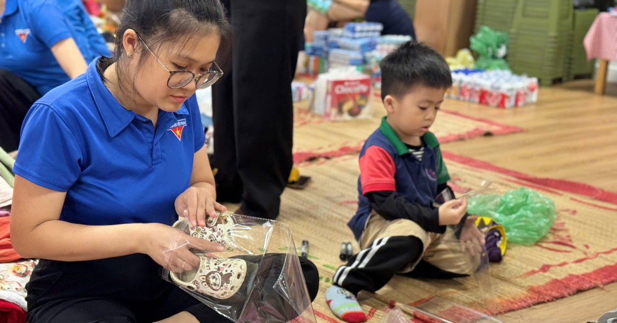 Thương lắm trẻ mầm non gói từng đôi dép 'còn dùng tốt' gửi bạn vùng lũ