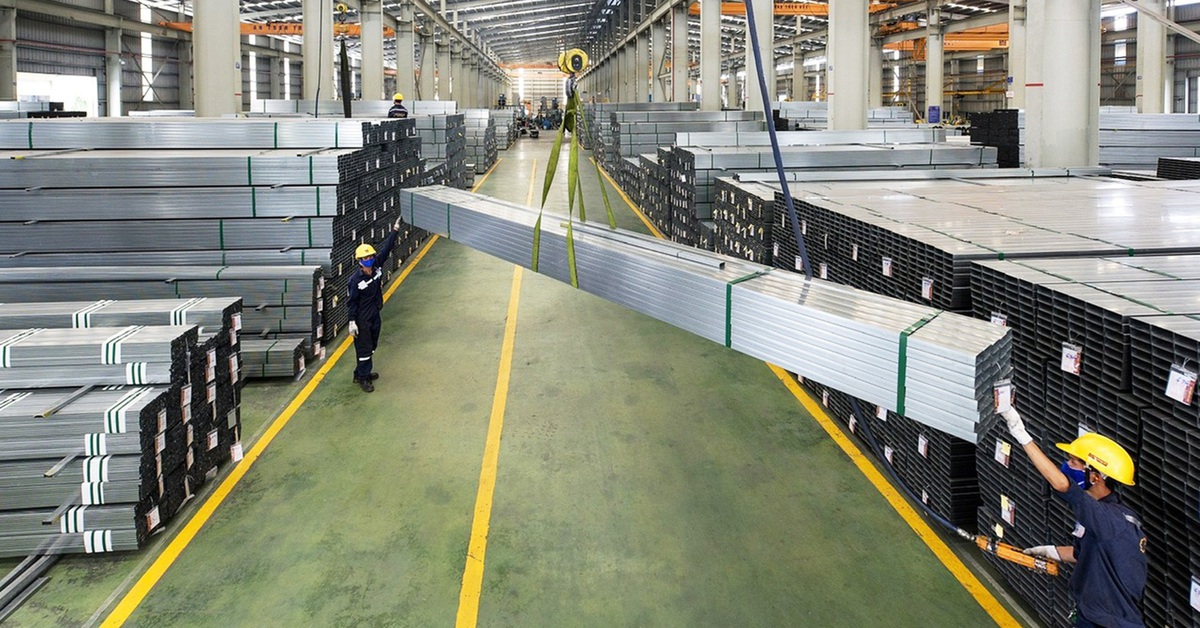 Tôn thép ổn định, giá xi măng tăng mạnh