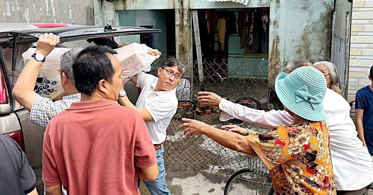 Những trái tim nặng tình người đã đến vùng lũ