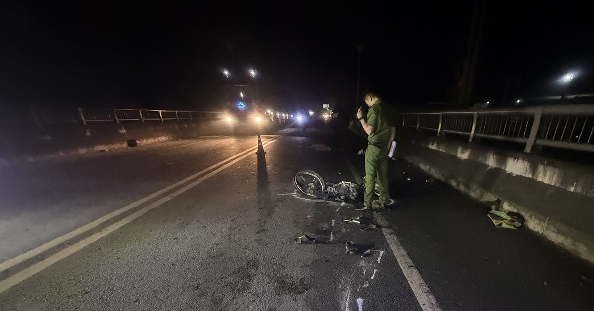 Người đàn ông nằm chết ven đường nghi bị xe cán chết rồi bỏ trốn ở Đồng Tháp