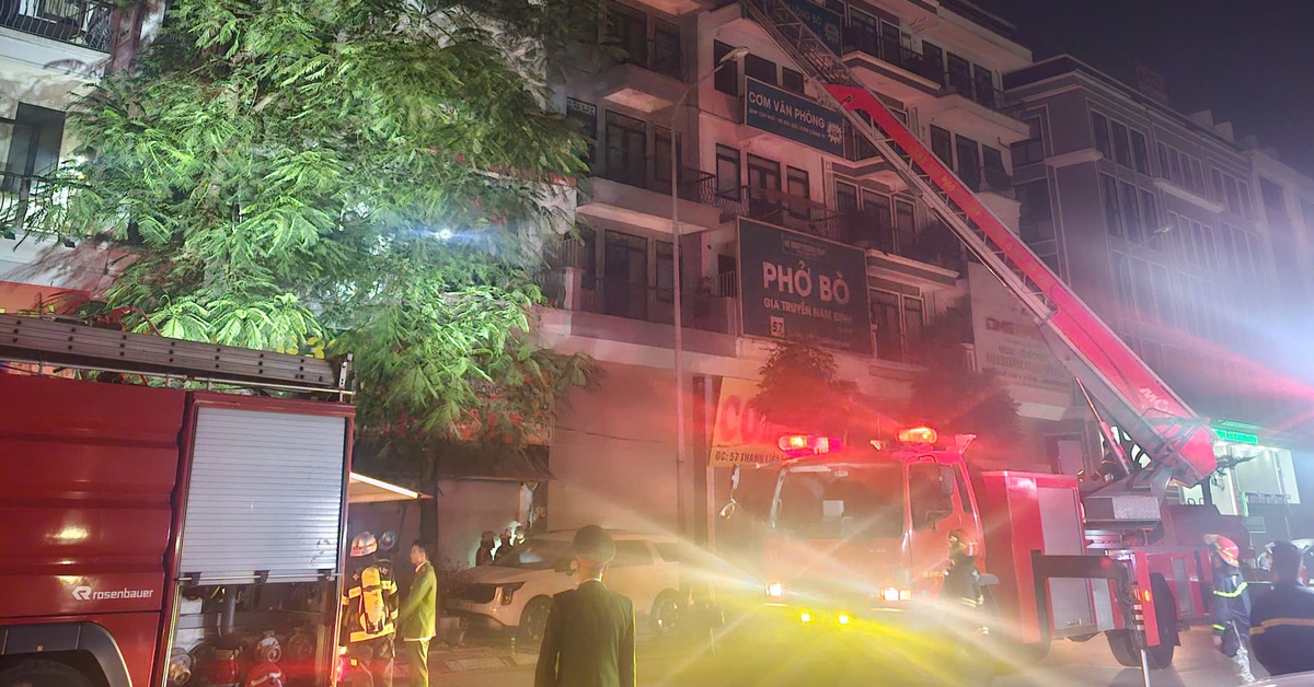 Cứu 5 người kẹt trong căn nhà cháy lúc rạng sáng