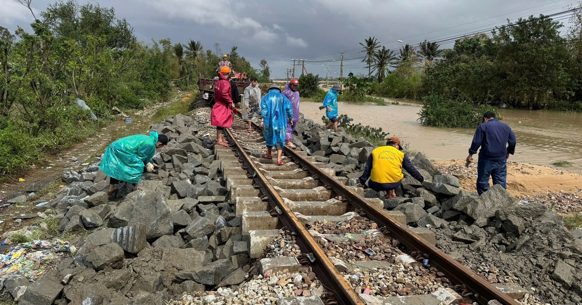 Thông tuyến đường sắt sau sự cố do mưa lũ qua khu vực Nam Trung Bộ